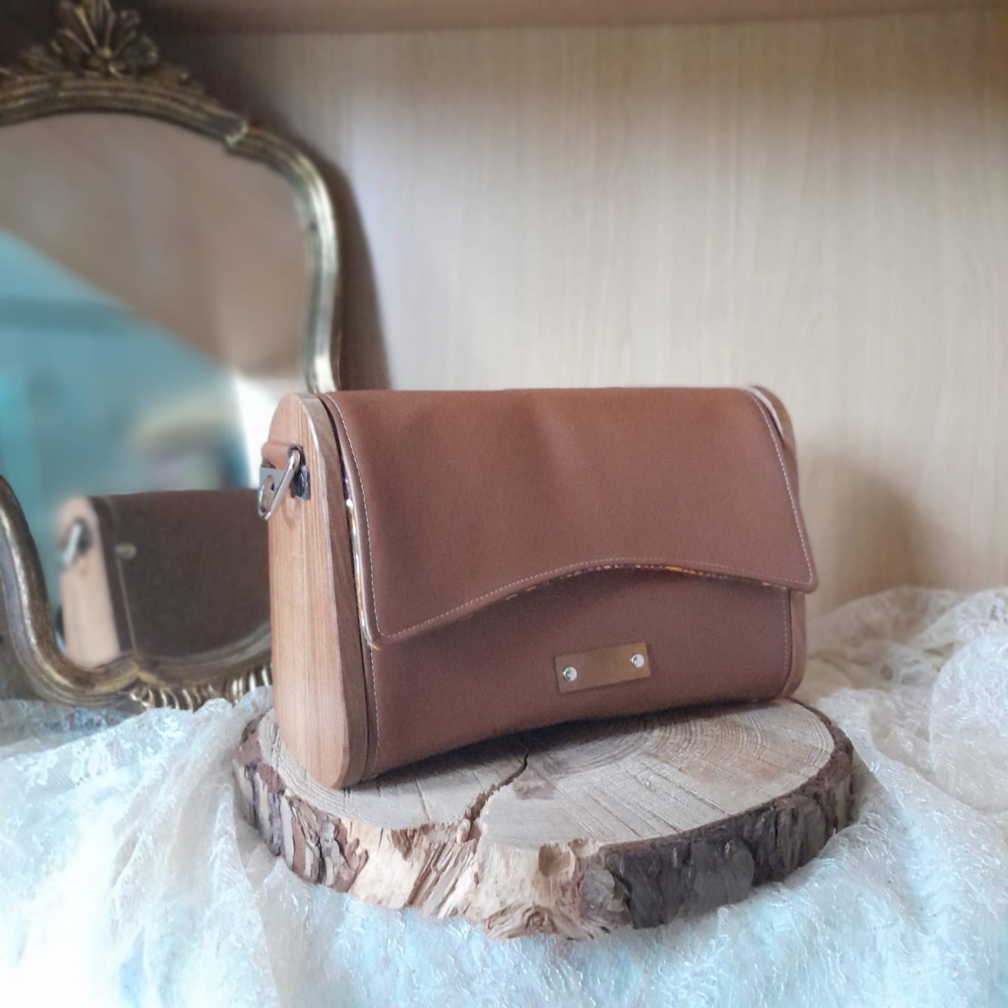 mini sac bandoulière caramel bois orme et matière végétale marc de raisin 3 quarts droite
