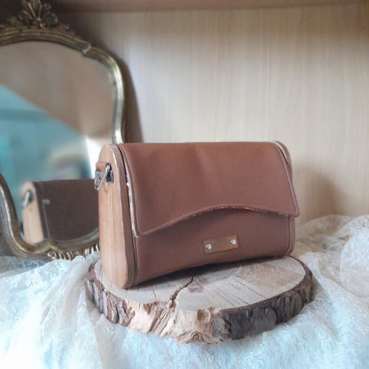 mini sac bandoulière caramel bois orme et matière végétale marc de raisin 3 quarts droite
