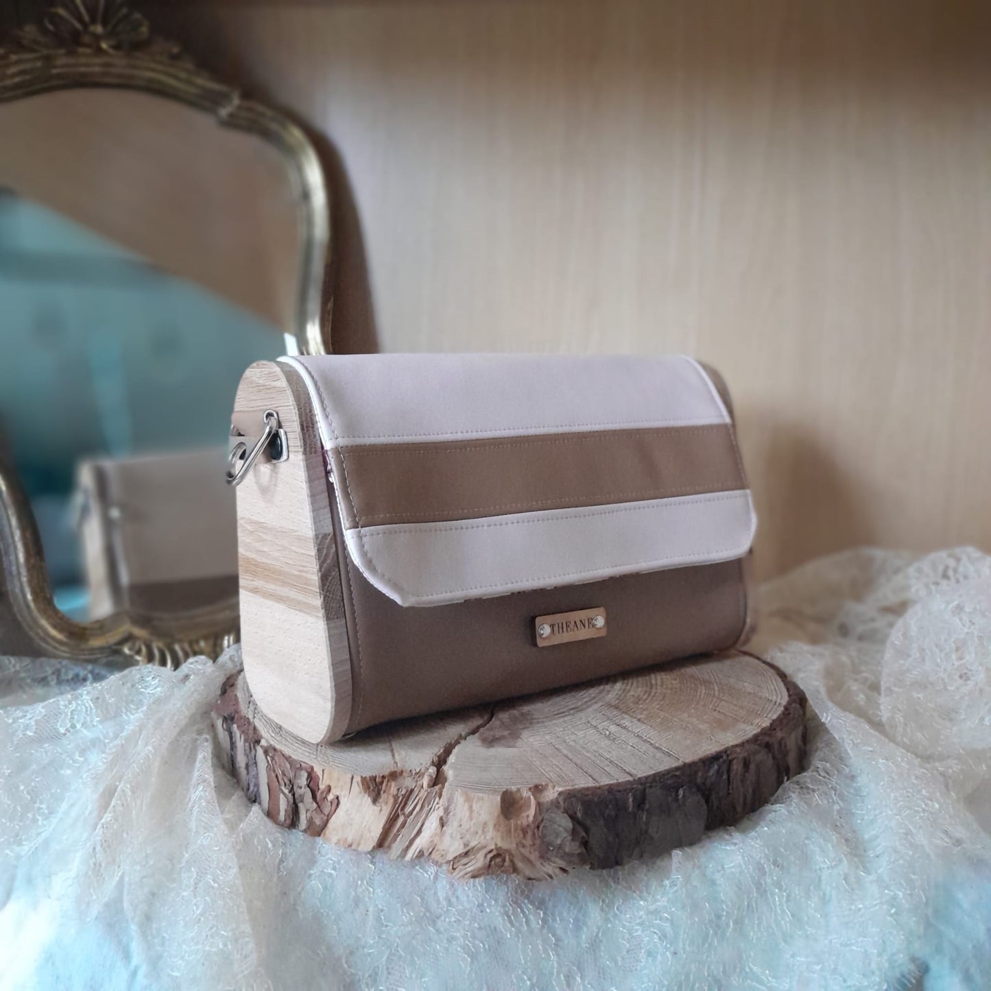 Mini sac artisanal marc de raisin camel sable avec côtés bois hêtre et chêne 3 quarts droite