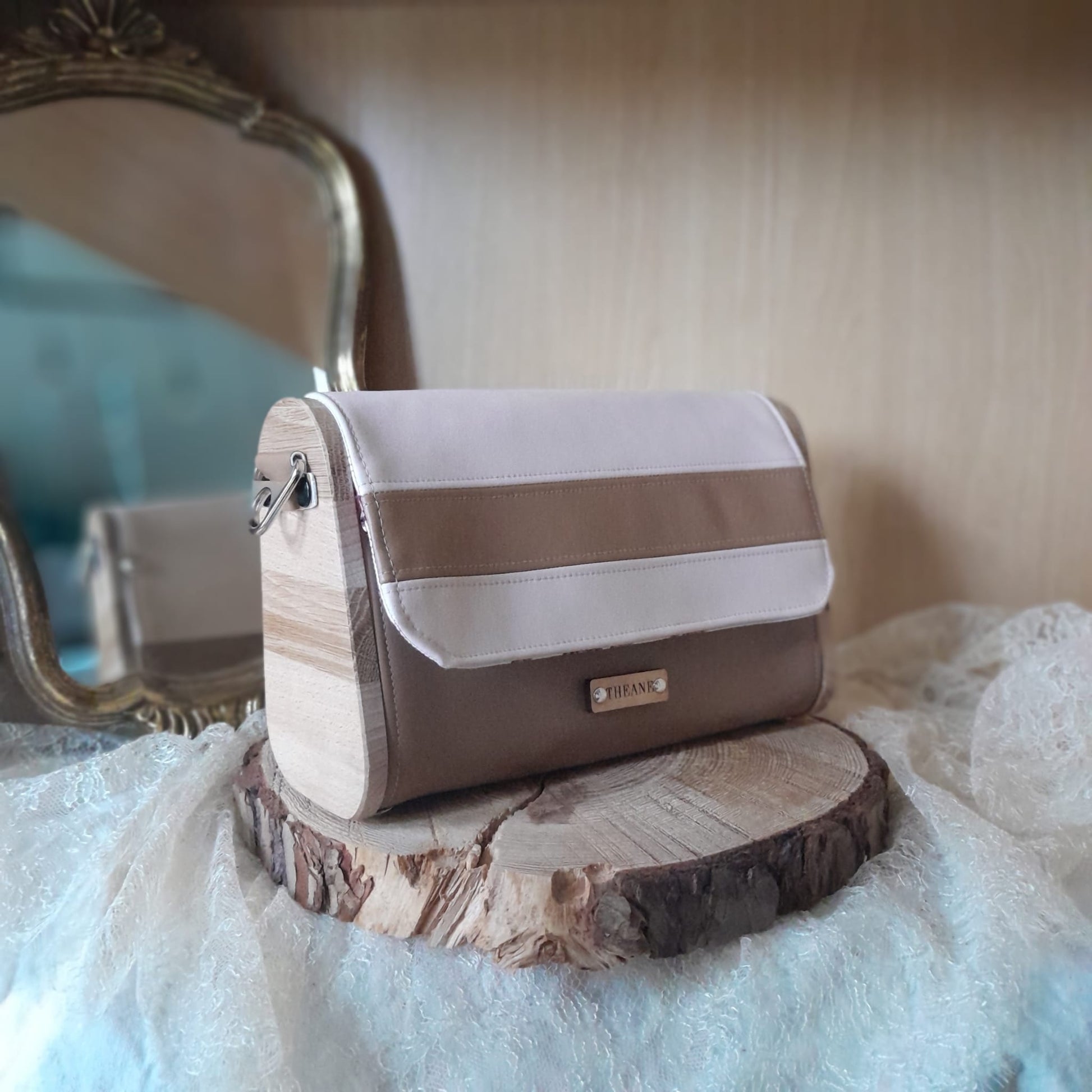 Mini sac artisanal marc de raisin camel sable avec côtés bois hêtre et chêne 3 quarts droite