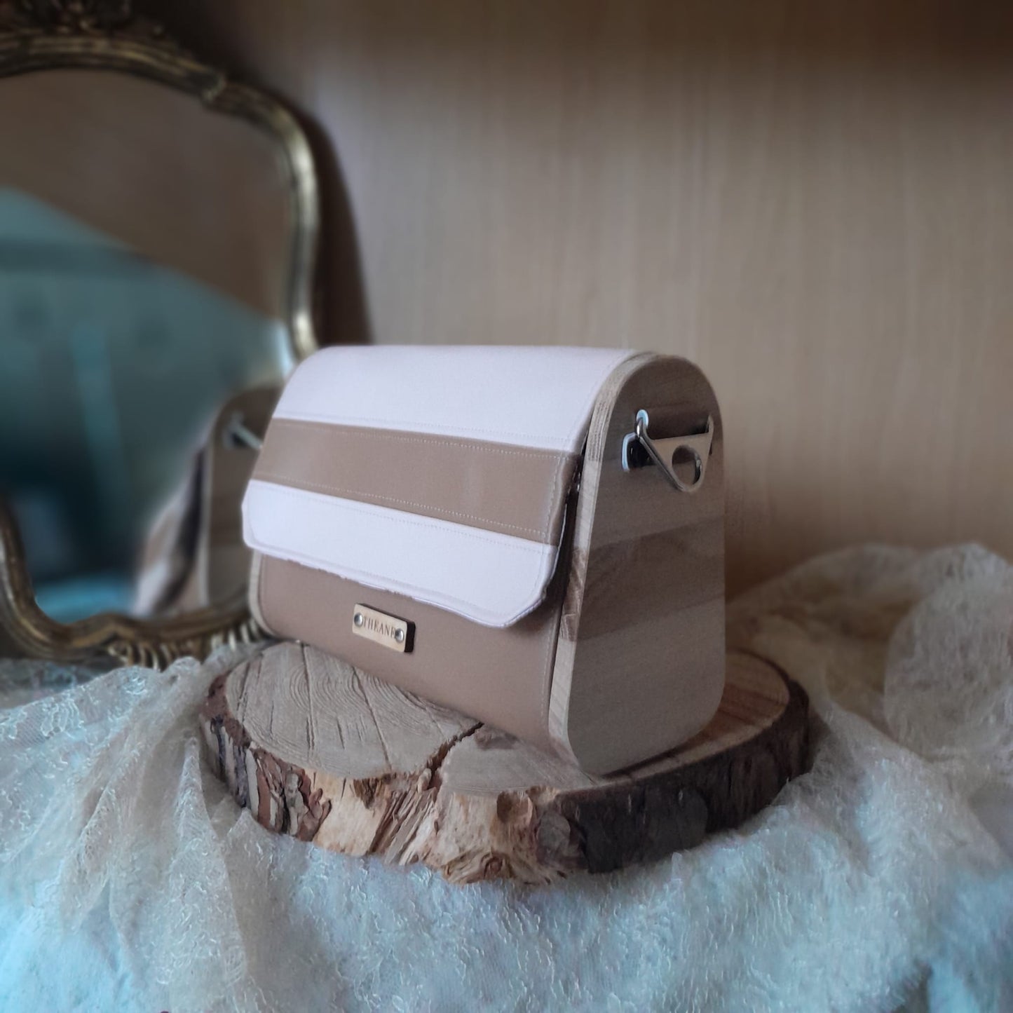 Mini sac artisanal marc de raisin camel sable avec côtés bois hêtre et chêne 3 quarts gauche