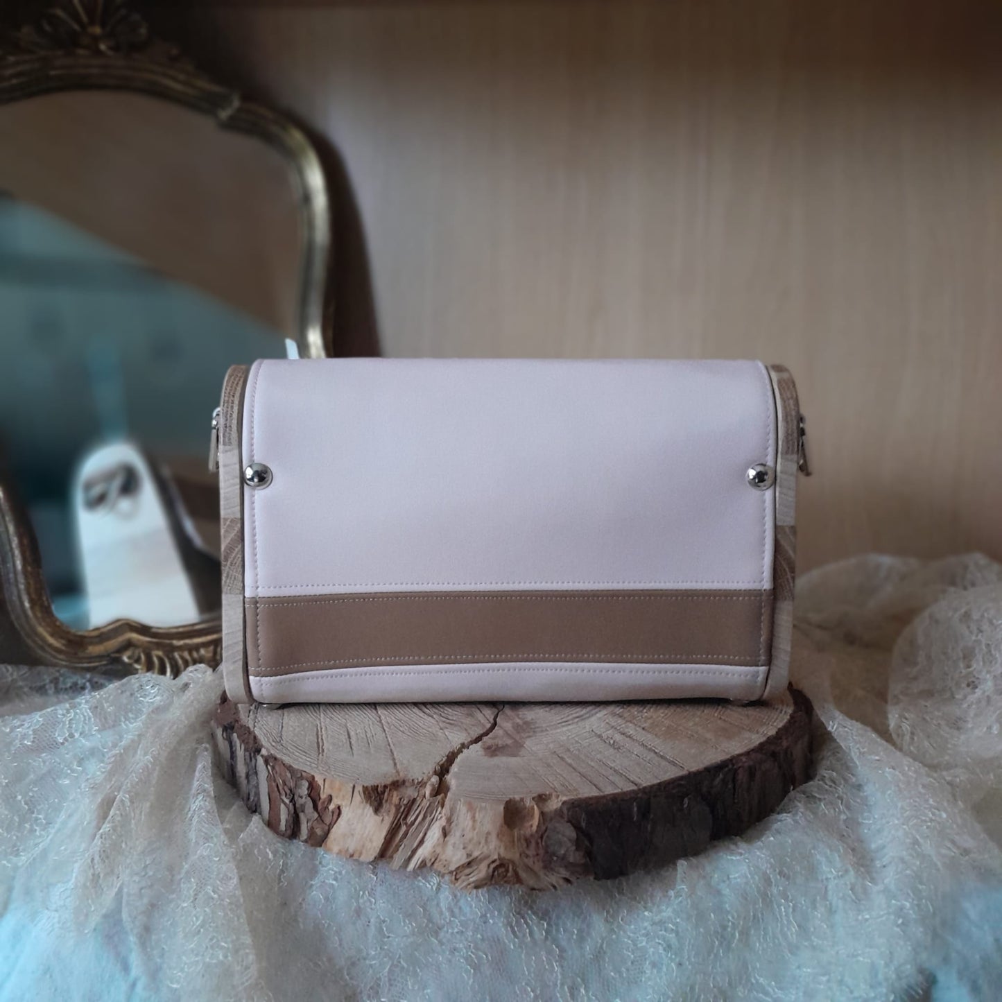 Mini sac artisanal marc de raisin camel sable avec côtés bois hêtre et chêne arrière