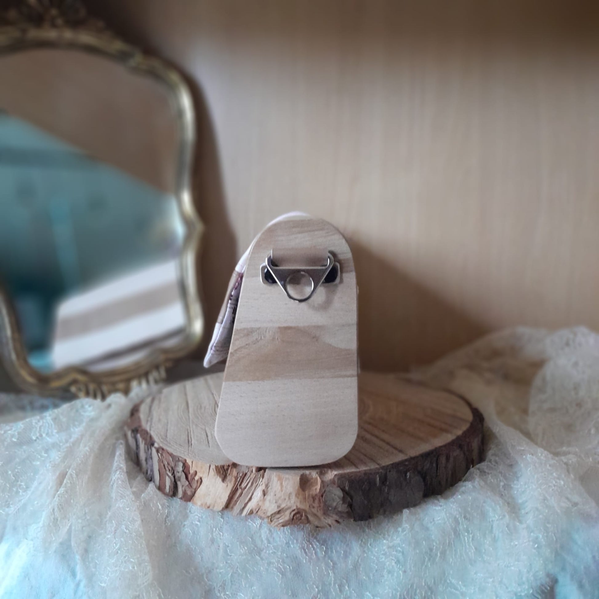 Mini sac artisanal marc de raisin camel sable avec côtés bois hêtre et chêne côté gauche