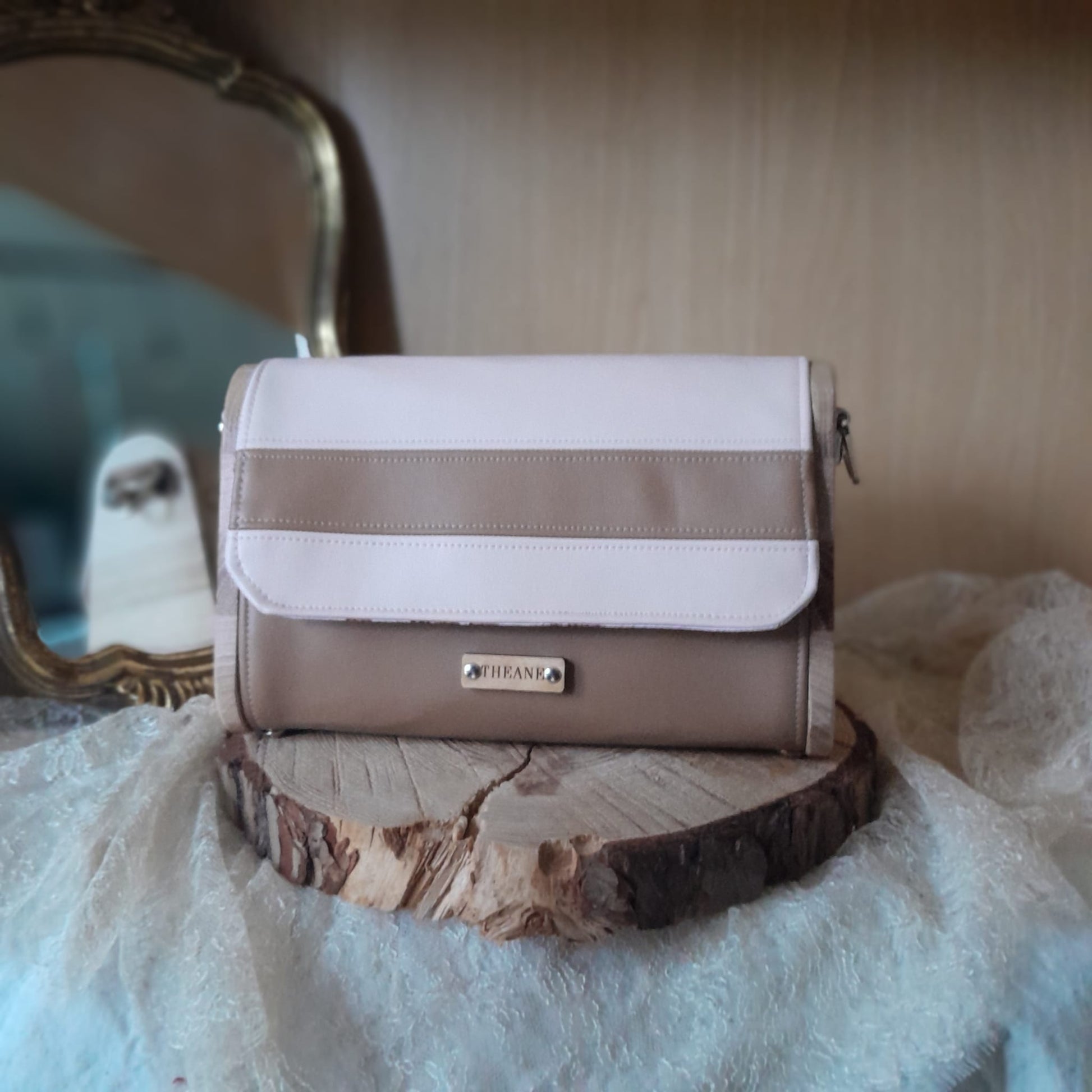 Mini sac artisanal marc de raisin camel sable avec côtés bois hêtre et chêne de face