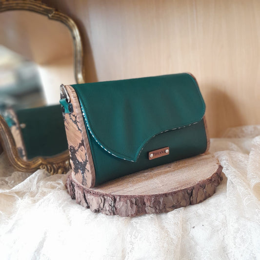 Mini sac artisanal vert émeraude rabat asymétrique bois orme gravure Lichtenberg