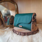Mini sac artisanal vert émeraude rabat asymétrique bois orme gravure Lichtenberg