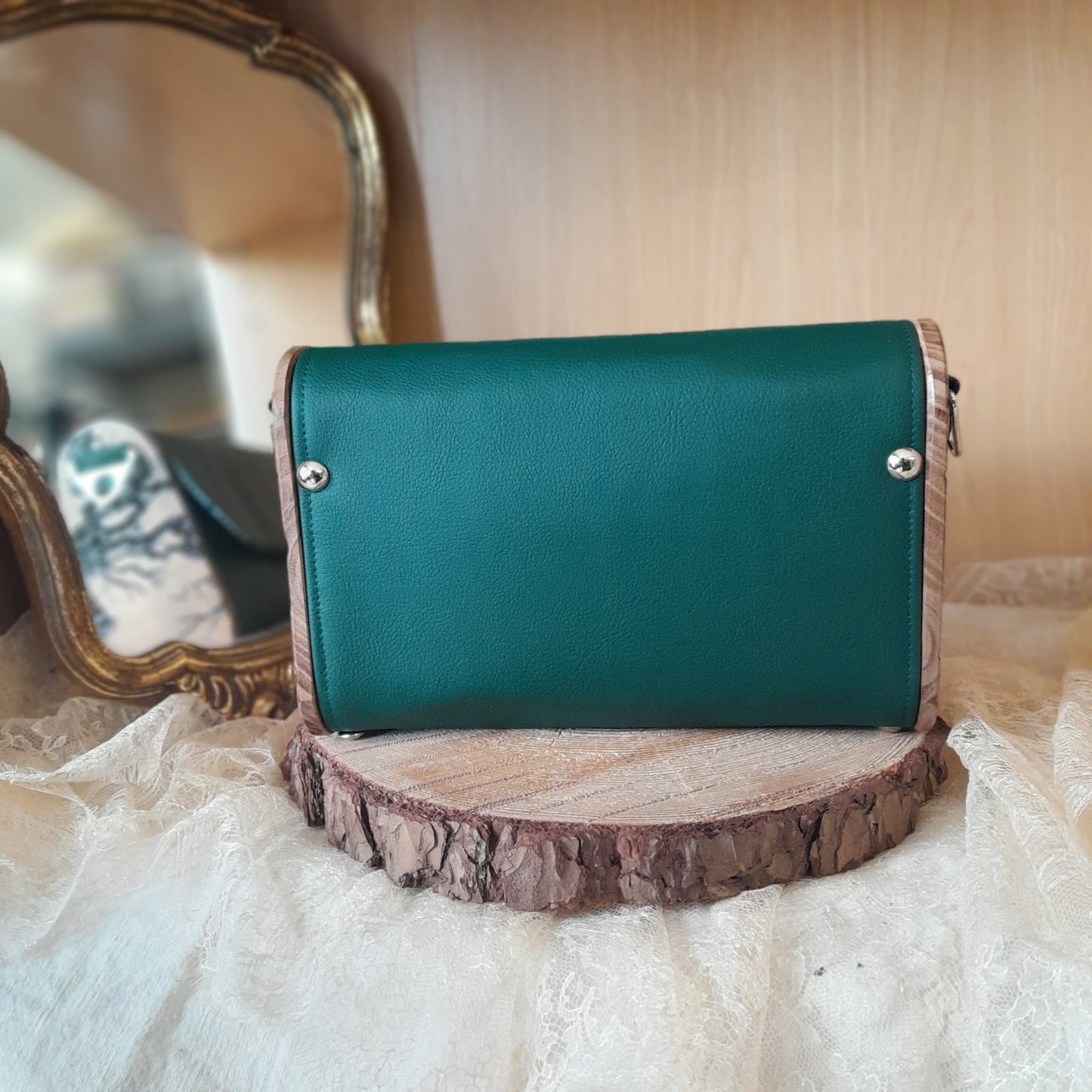 Mini sac artisanal vert émeraude rabat asymétrique bois orme gravure Lichtenberg