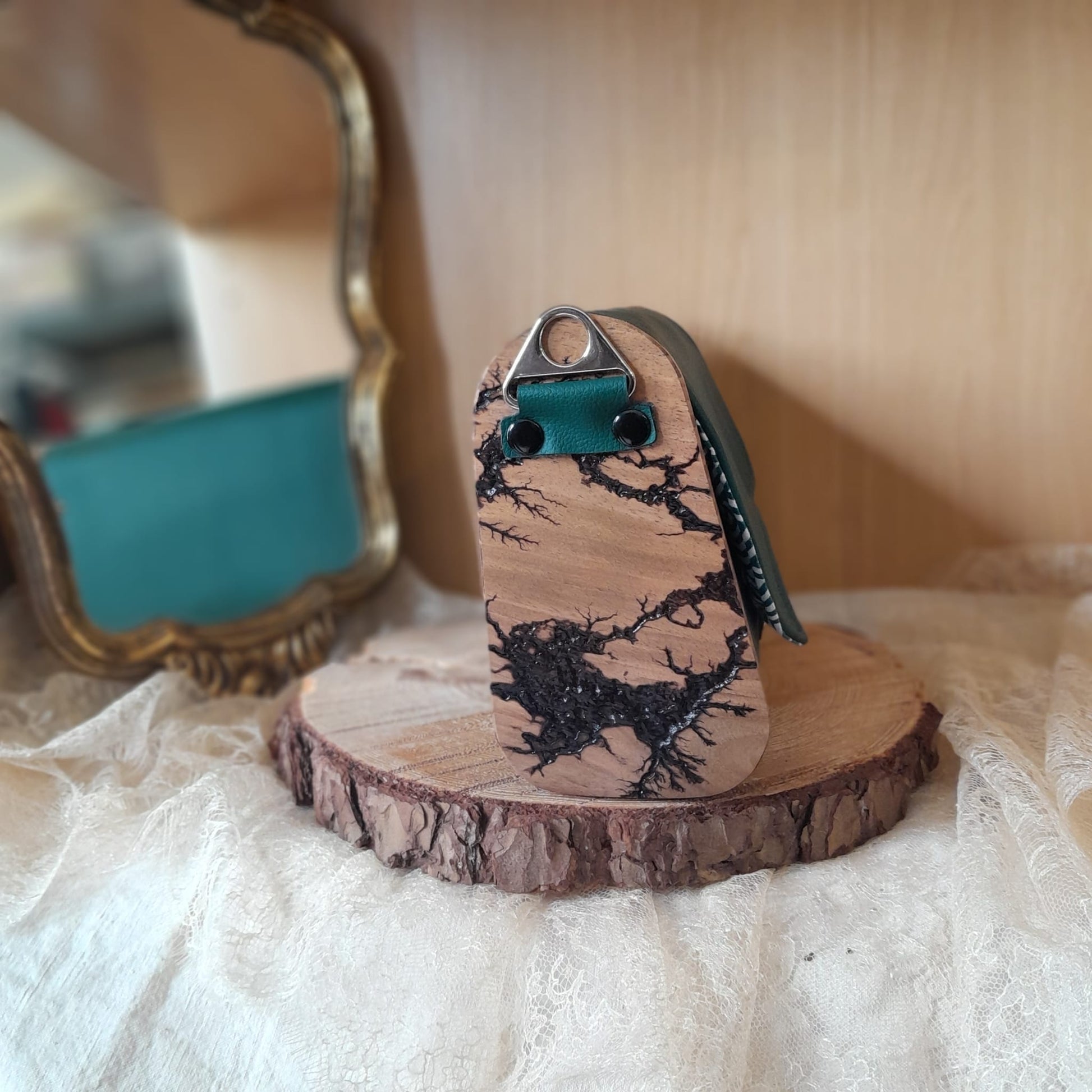 Mini sac artisanal vert émeraude rabat asymétrique bois orme gravure Lichtenberg