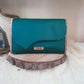 Mini sac artisanal vert émeraude rabat asymétrique bois orme gravure Lichtenberg