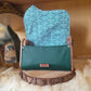 Mini sac artisanal vert émeraude rabat asymétrique bois orme gravure Lichtenberg