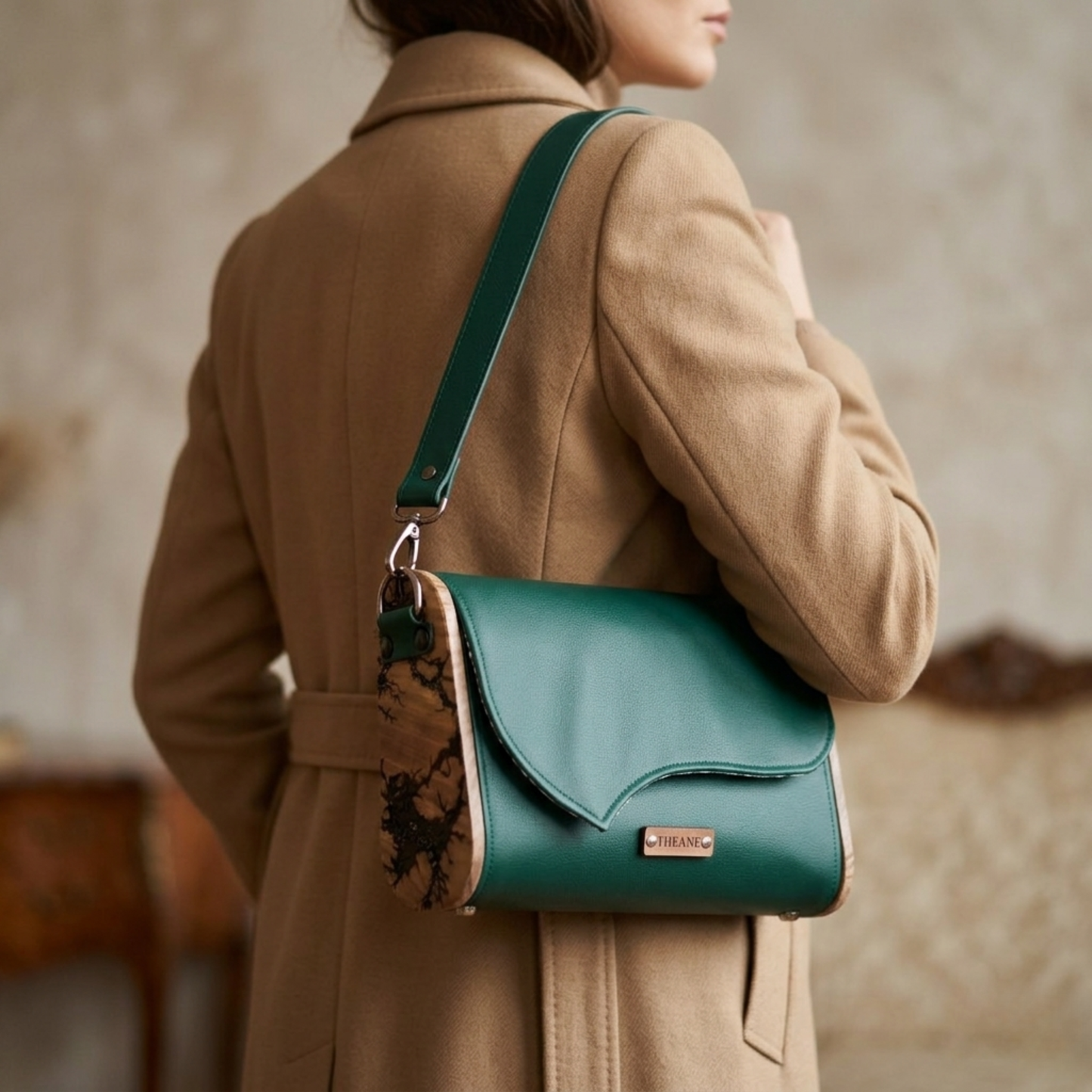 Femme portant mini sac bandoulière vert émeraude bois orme Lichtenberg