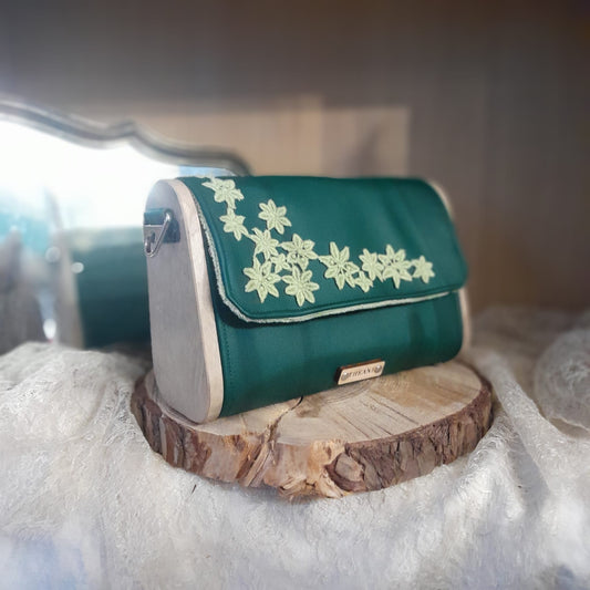 Mini sac vert émeraude broderie florale ivoire côtés bois loupe frêne