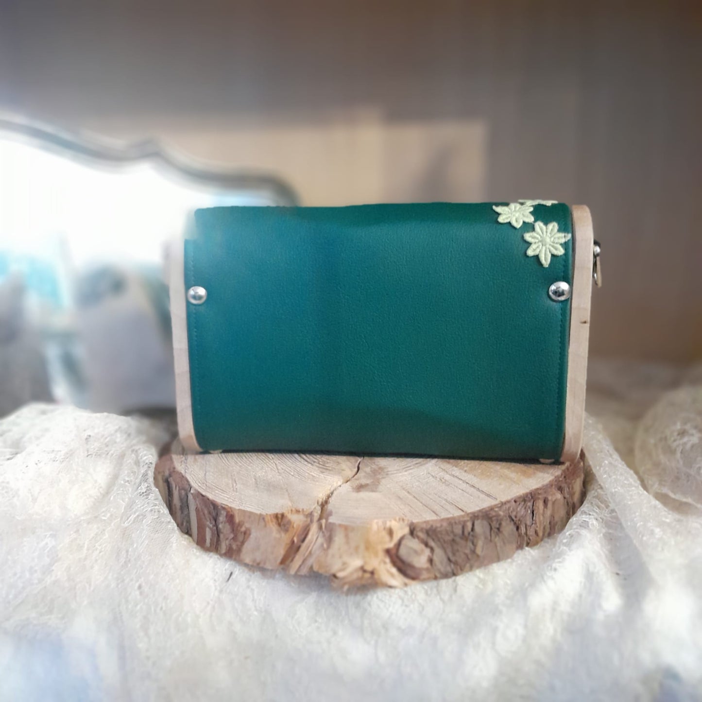 Mini sac vert émeraude broderie florale ivoire côtés bois loupe frêne