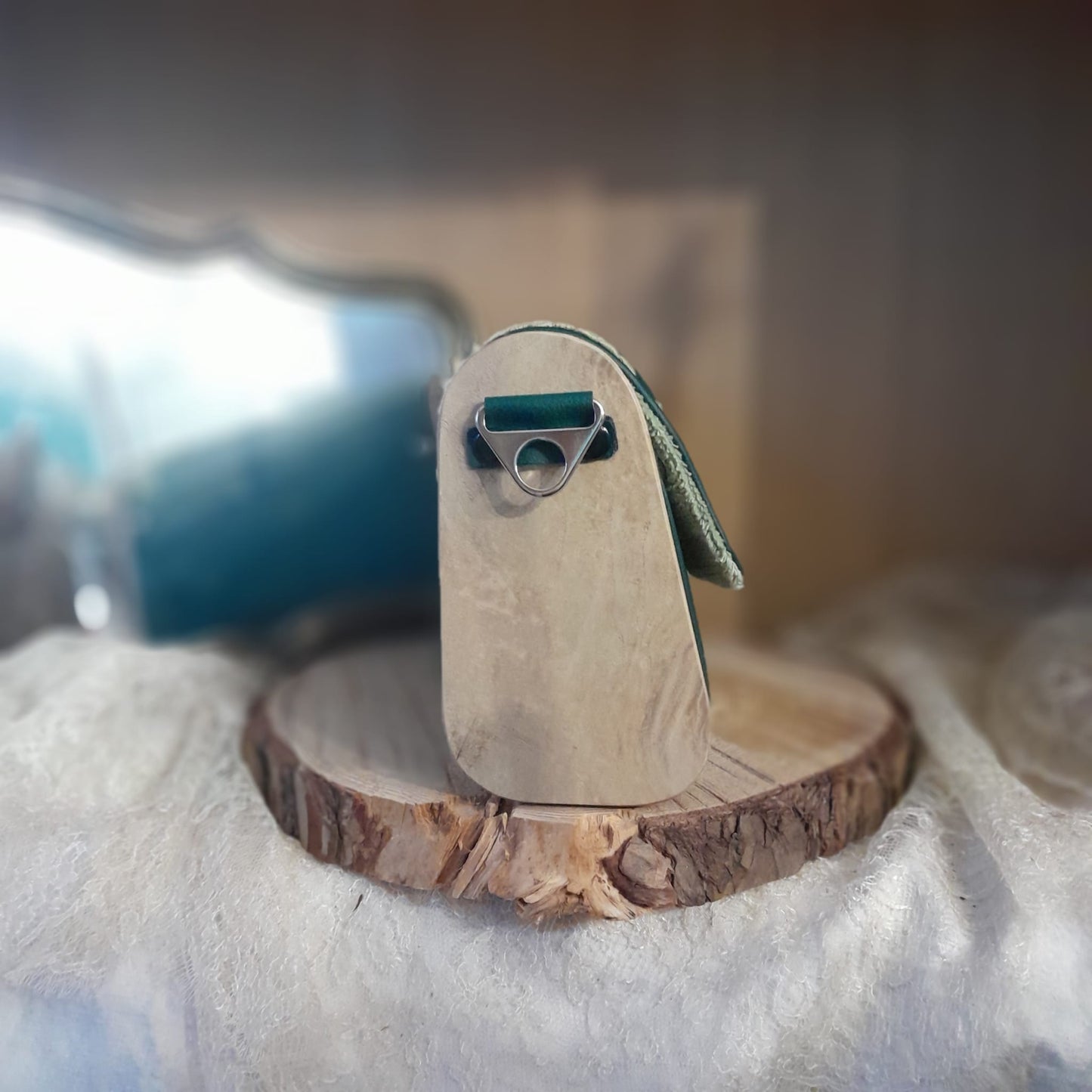 Mini sac vert émeraude broderie florale ivoire côtés bois loupe frêne