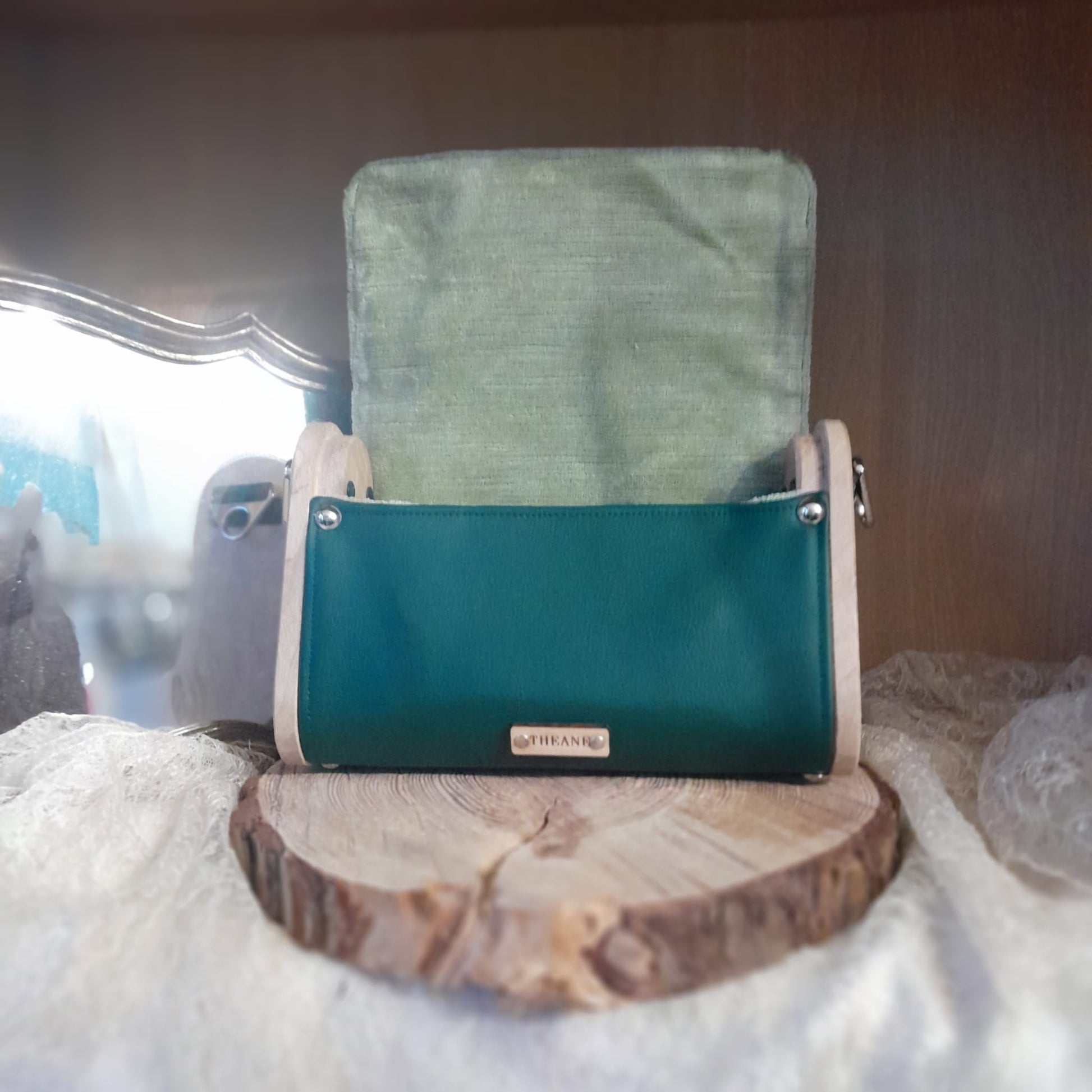 Mini sac vert émeraude broderie florale ivoire côtés bois loupe frêne