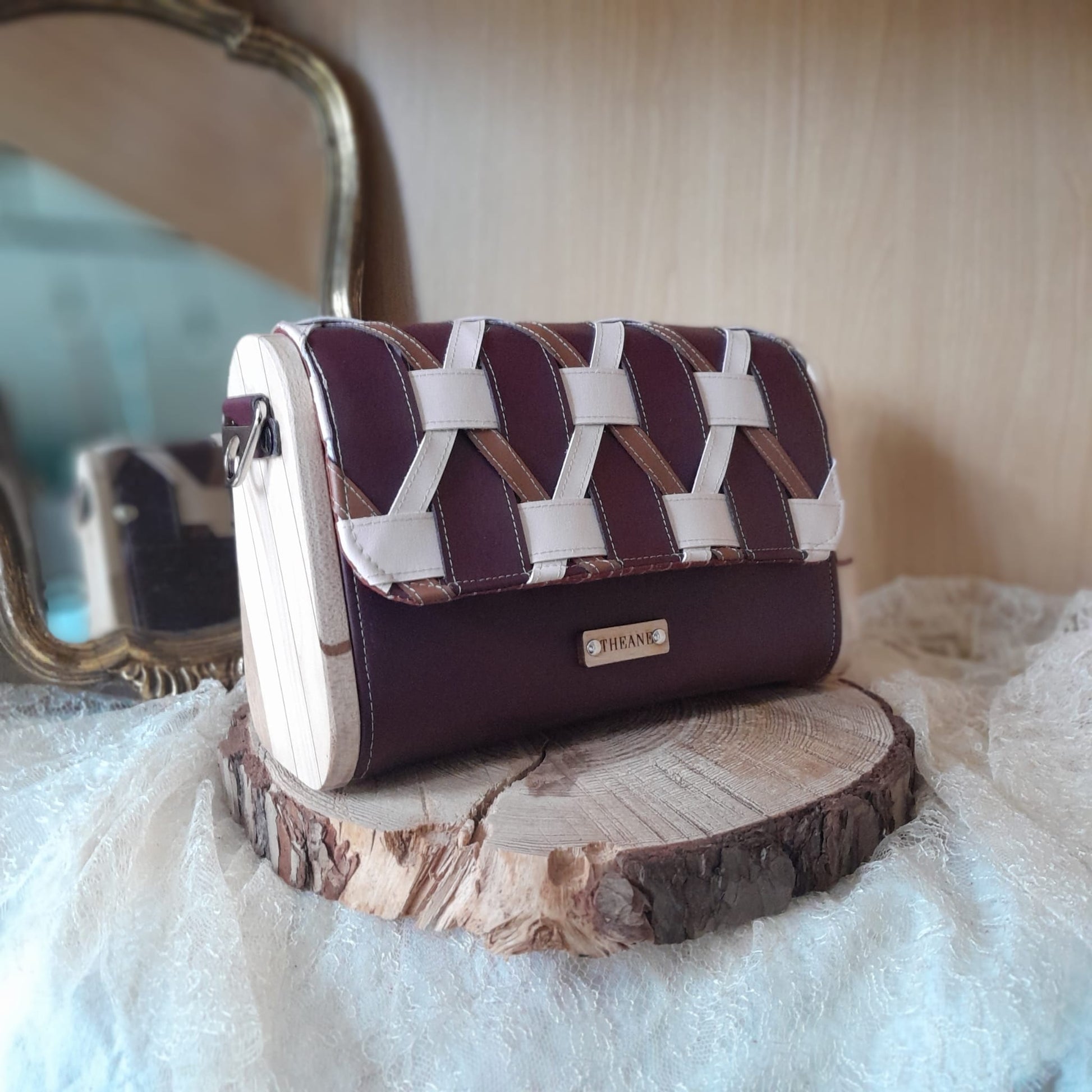 Mini sac artisanal tressé marc de raisin bordeaux avec côtés bois érable et chêne  quarts droite
