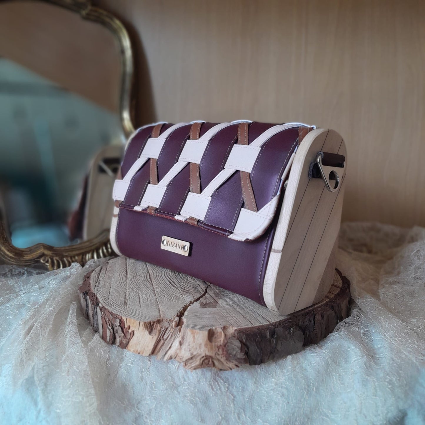 Mini sac artisanal tressé marc de raisin bordeaux avec côtés bois érable et chêne 3 quarts gauche