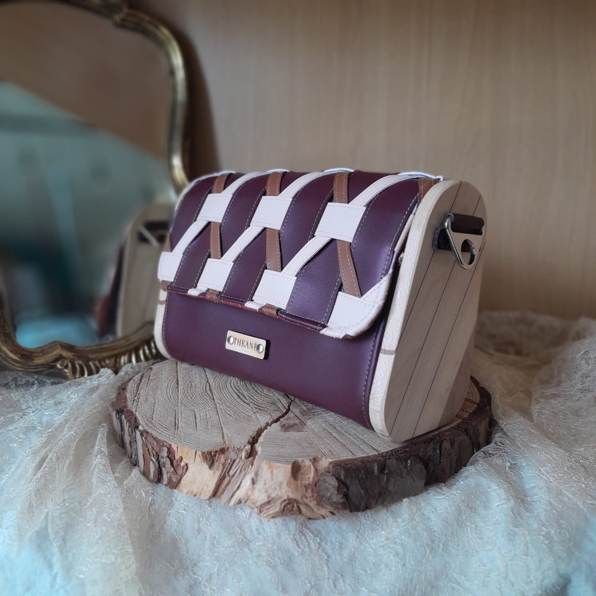 Mini sac artisanal tressé marc de raisin bordeaux avec côtés bois érable et chêne 3 quarts gauche