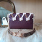Mini sac artisanal tressé marc de raisin bordeaux avec côtés bois érable et chêne arrière