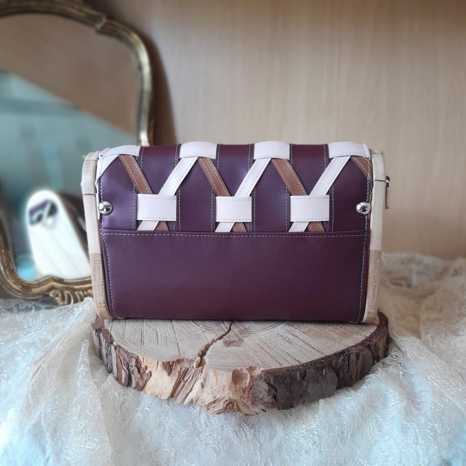 Mini sac artisanal tressé marc de raisin bordeaux avec côtés bois érable et chêne arrière