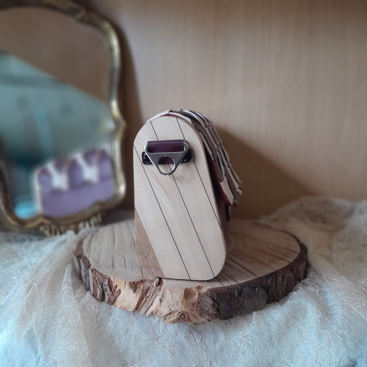 Mini sac artisanal tressé marc de raisin bordeaux avec côtés bois érable et chêne côté droit