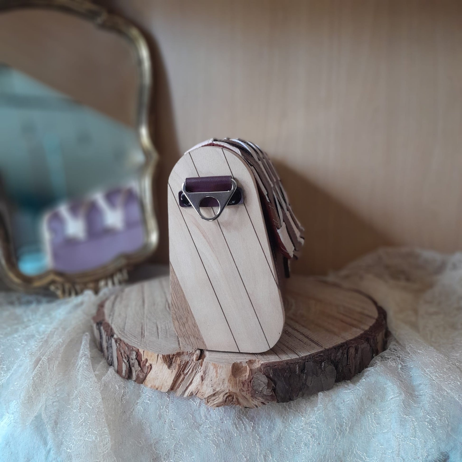 Mini sac artisanal tressé marc de raisin bordeaux avec côtés bois érable et chêne côté droit