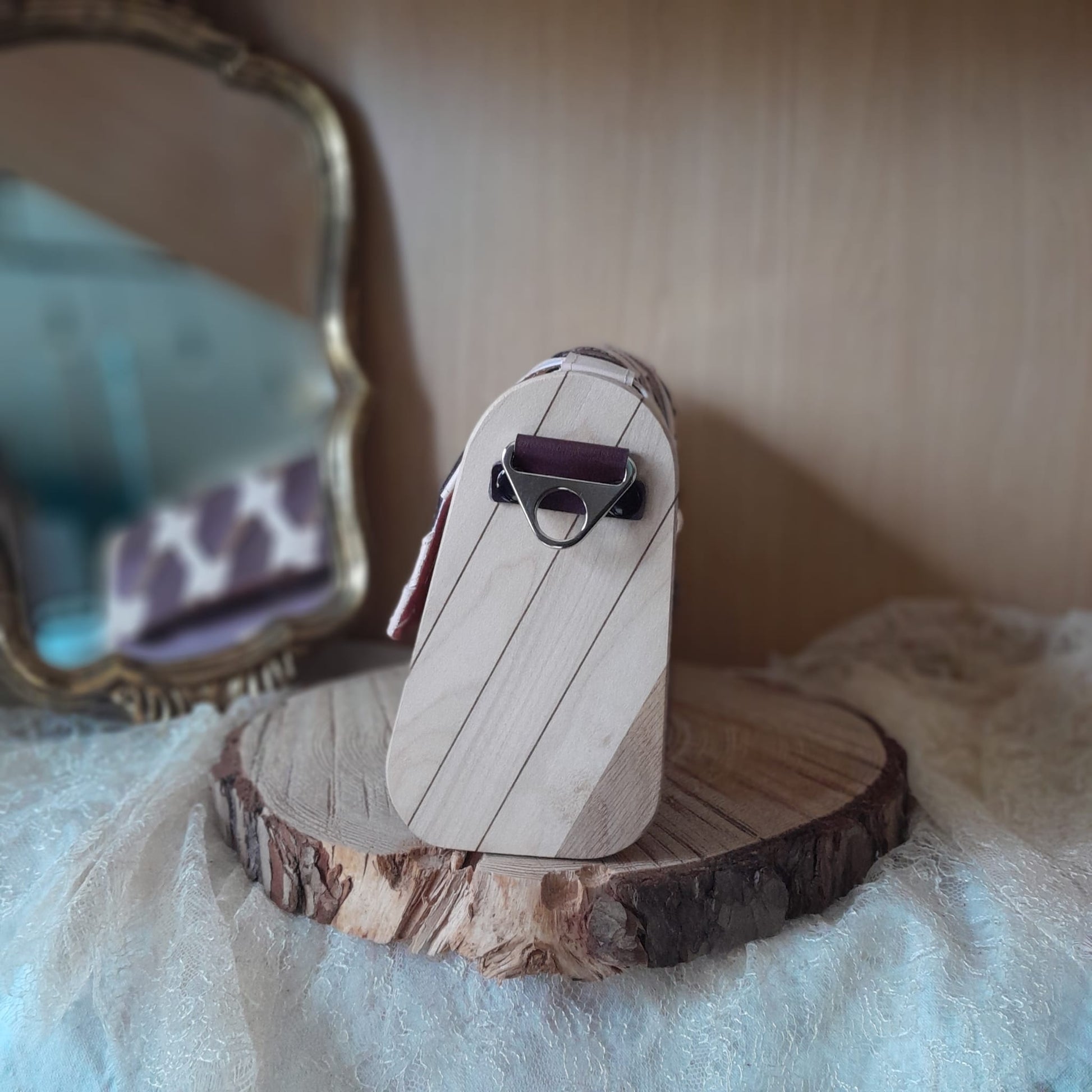 Mini sac artisanal tressé marc de raisin bordeaux avec côtés bois érable et chêne côté gauche