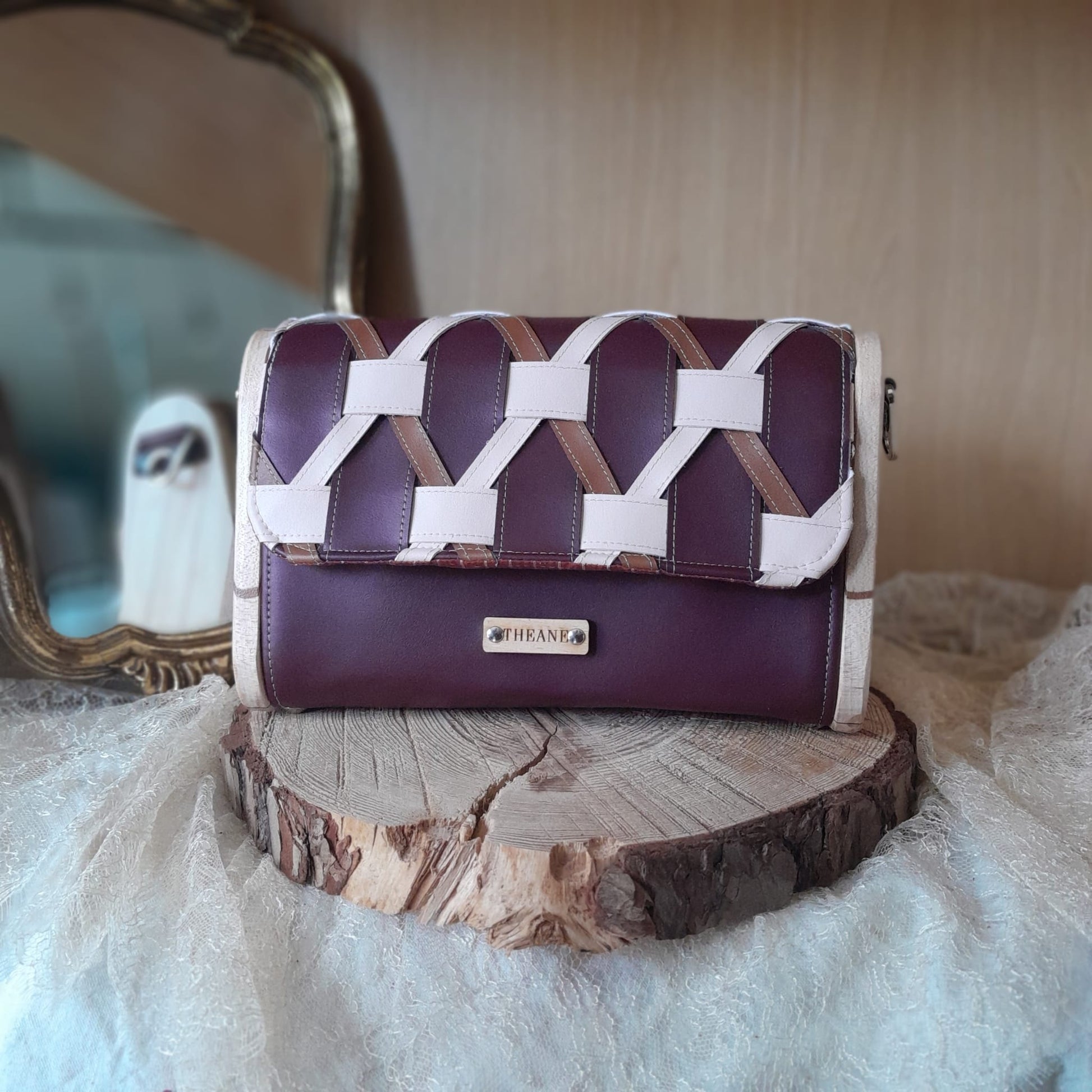 Mini sac artisanal tressé marc de raisin bordeaux avec côtés bois érable et chêne de face