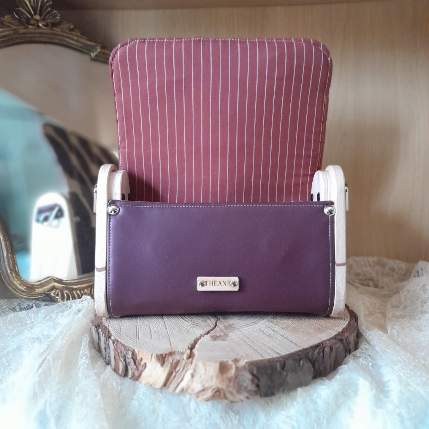 Mini sac artisanal tressé marc de raisin bordeaux avec côtés bois érable et chêne ouvert