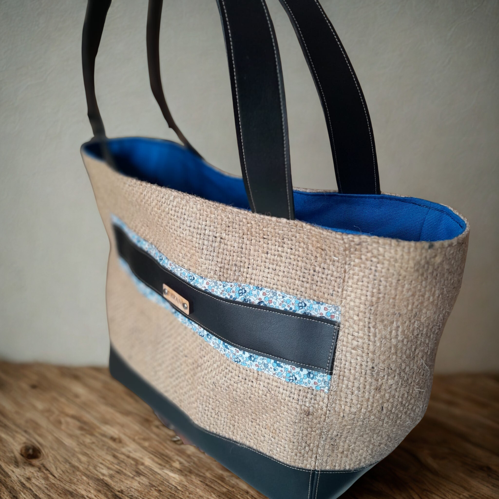 Petit sac cabas toile jute Liberty fleuri bleu marc de raisin noir artisanal