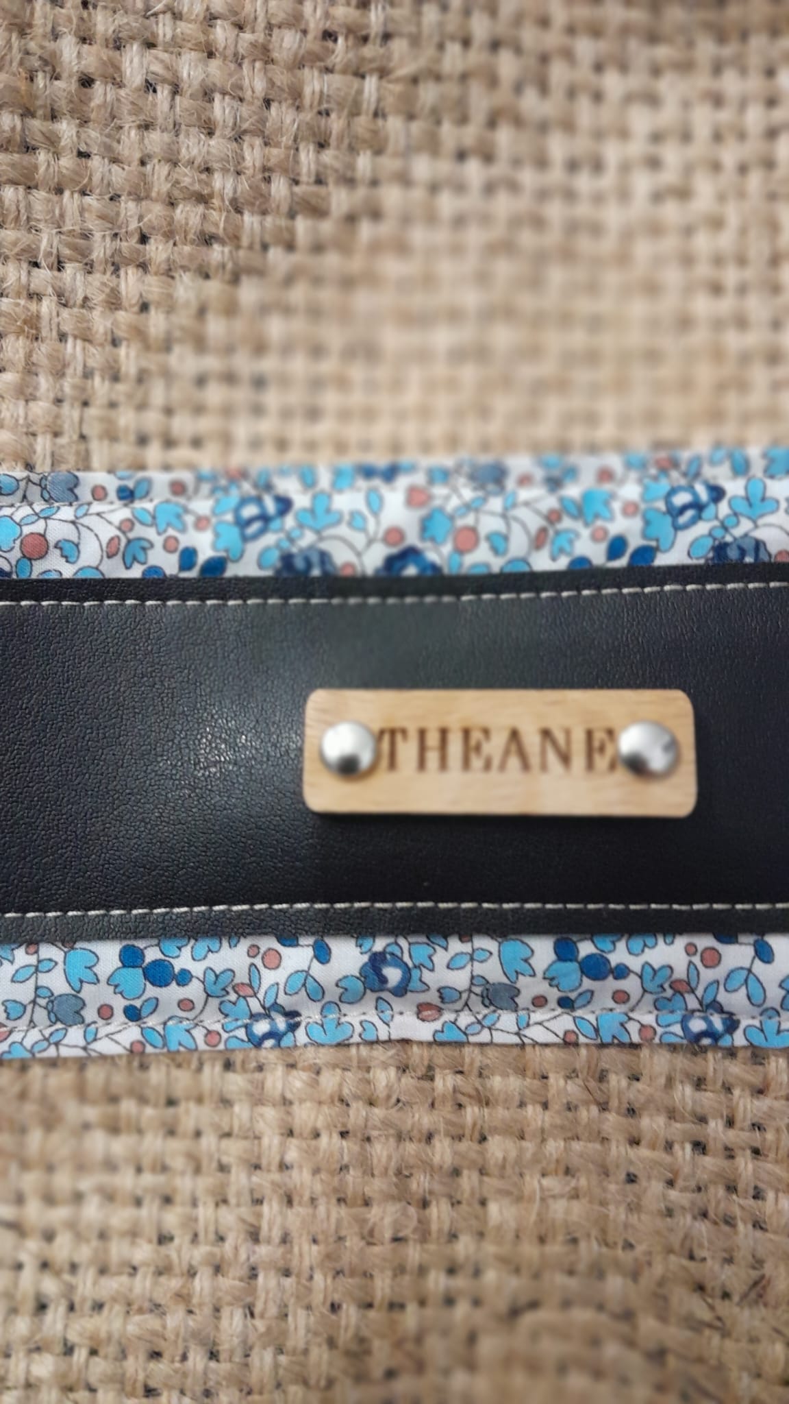 Petit sac cabas toile jute Liberty fleuri bleu marc de raisin noir artisanal détail
