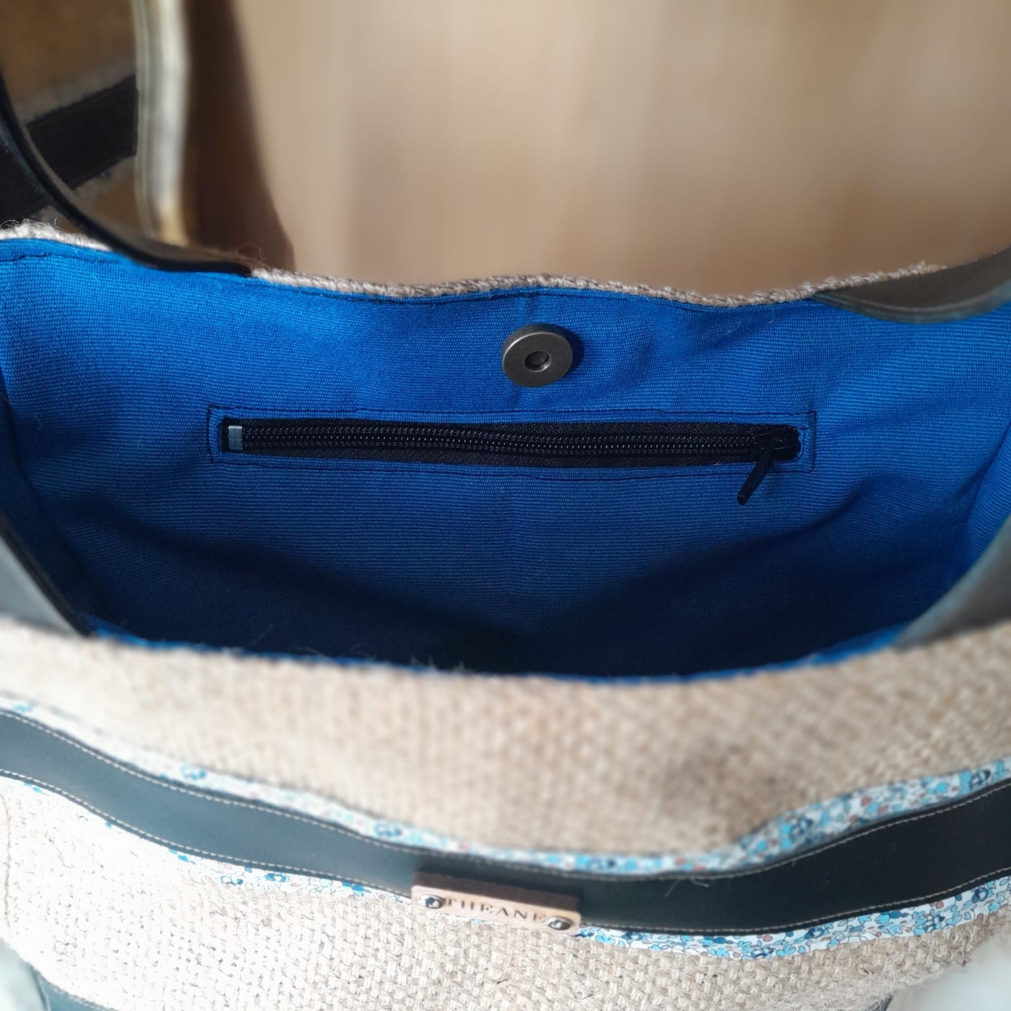 Petit sac cabas toile jute Liberty fleuri bleu marc de raisin noir artisanal poche intérieure