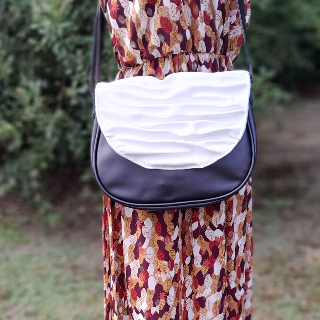 Rabat plissé alter-cuir de raisin blanc sur base de sac noire porté