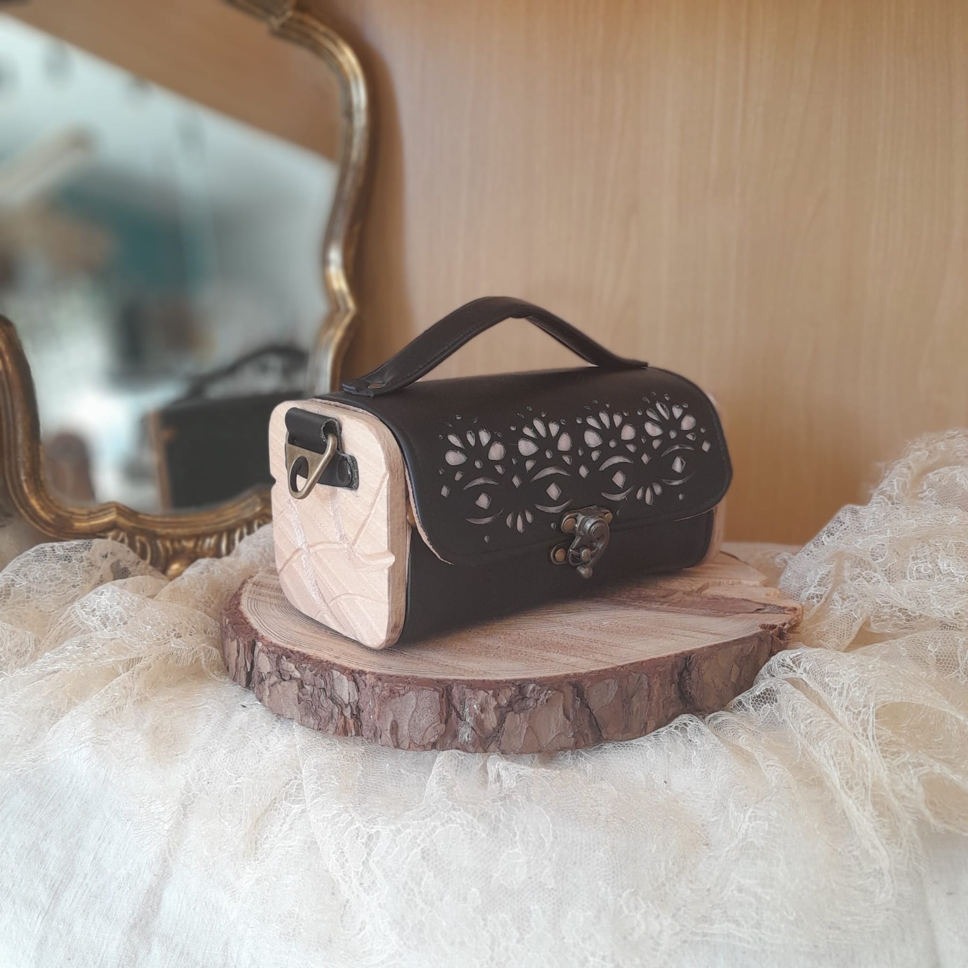 Sac Kube raisin dentelle noir côtés bois noyer