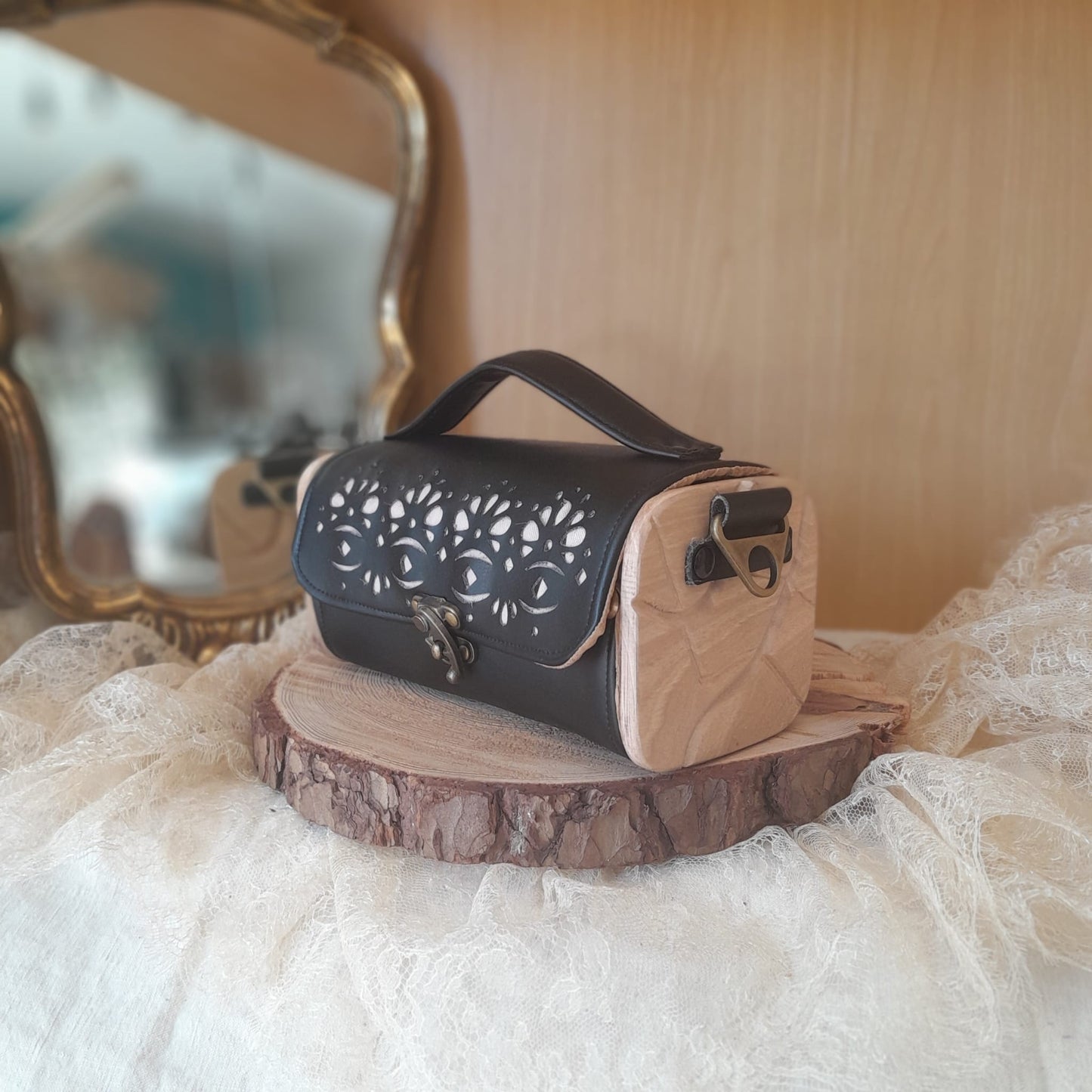 Sac Kube raisin dentelle noir côtés bois noyer