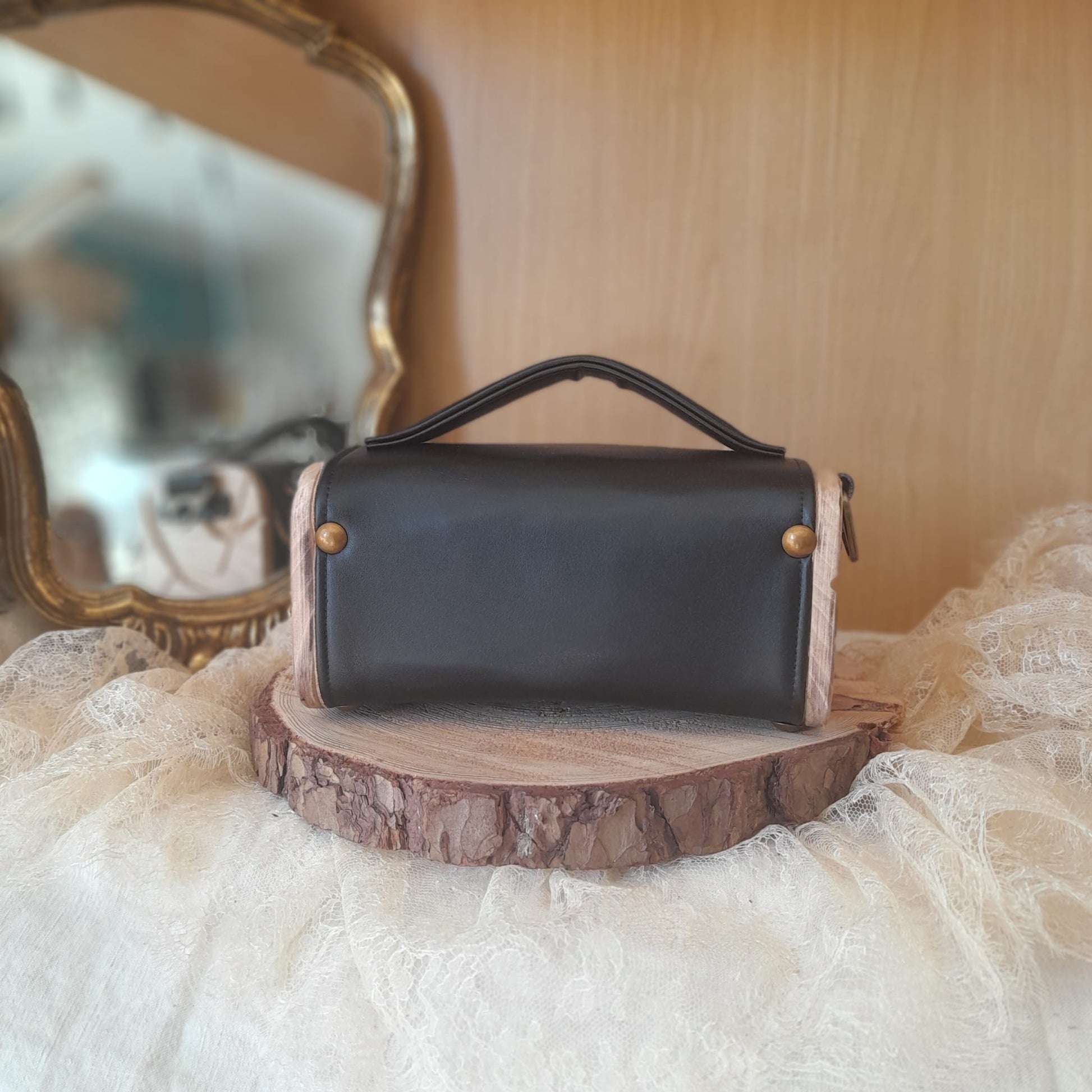 Sac Kube raisin dentelle noir côtés bois noyer