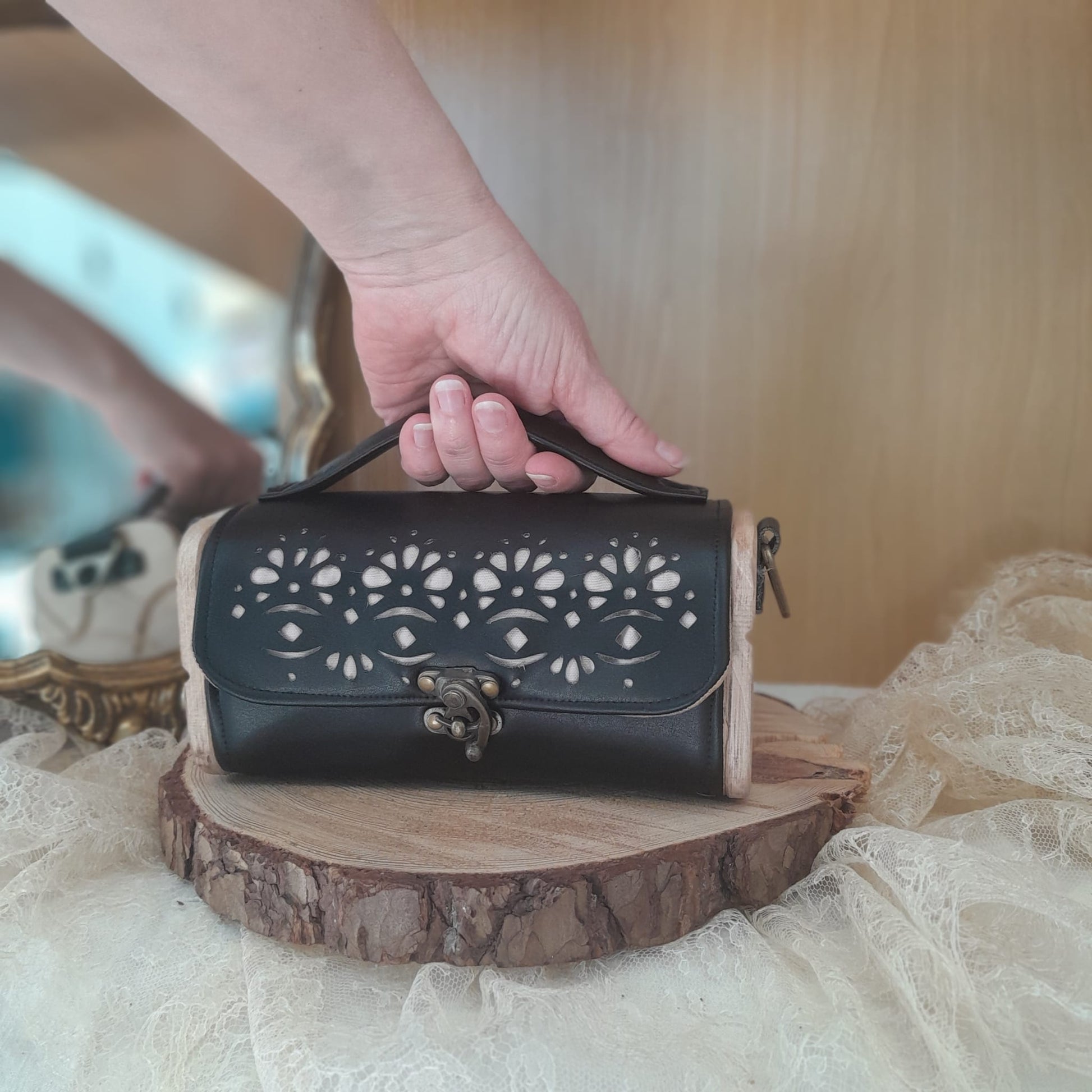 Sac Kube raisin dentelle noir côtés bois noyer