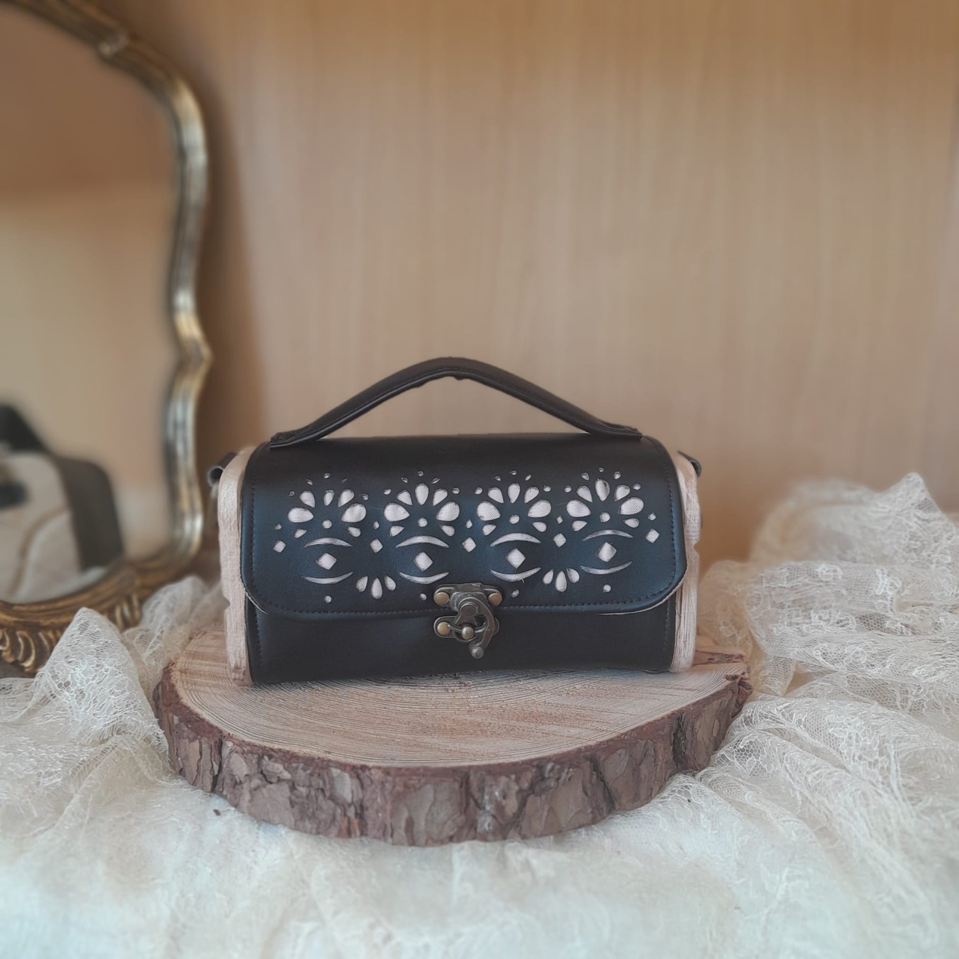 Sac Kube raisin dentelle noir côtés bois noyer