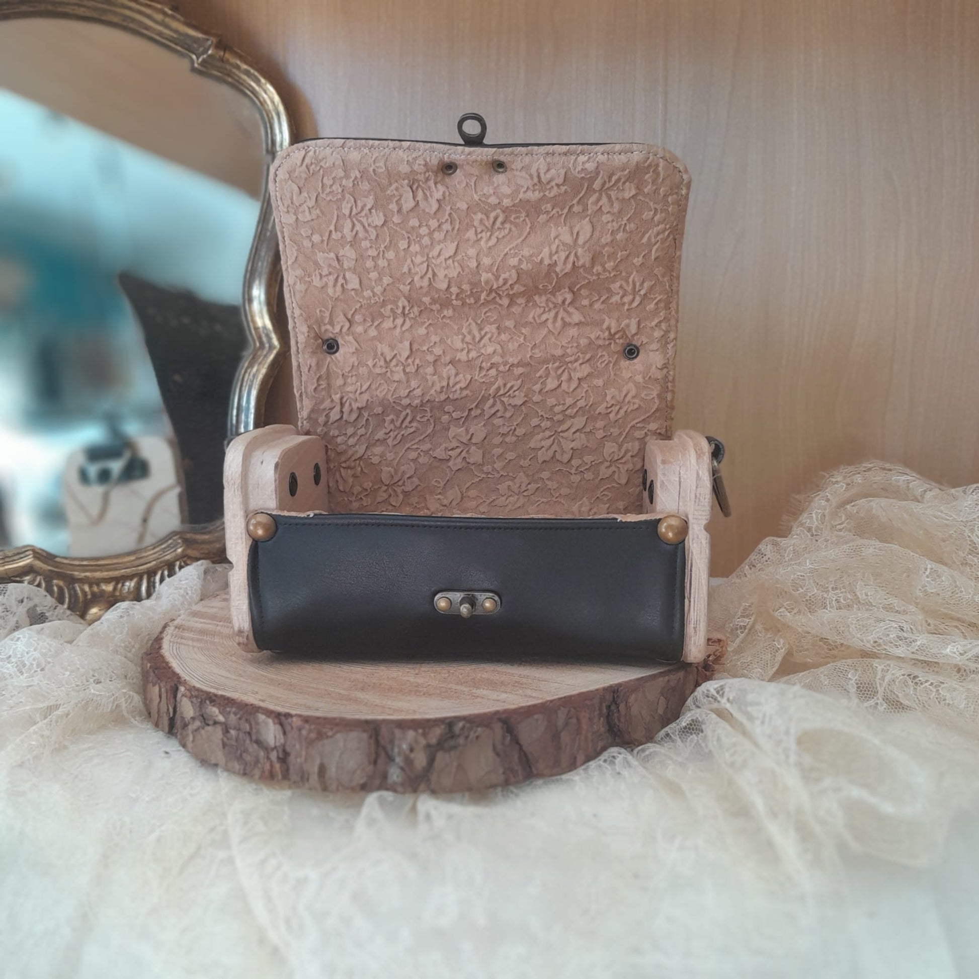 Sac Kube raisin dentelle noir côtés bois noyer