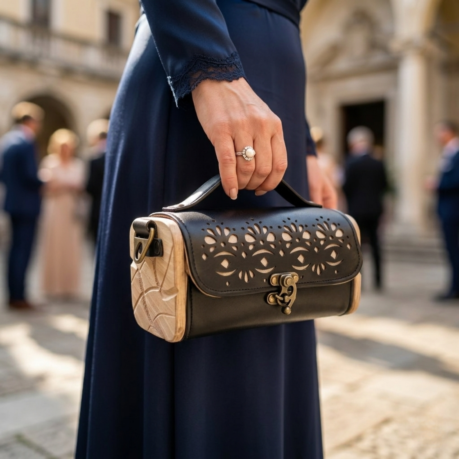 Sac Kube raisin dentelle noir côtés bois noyer