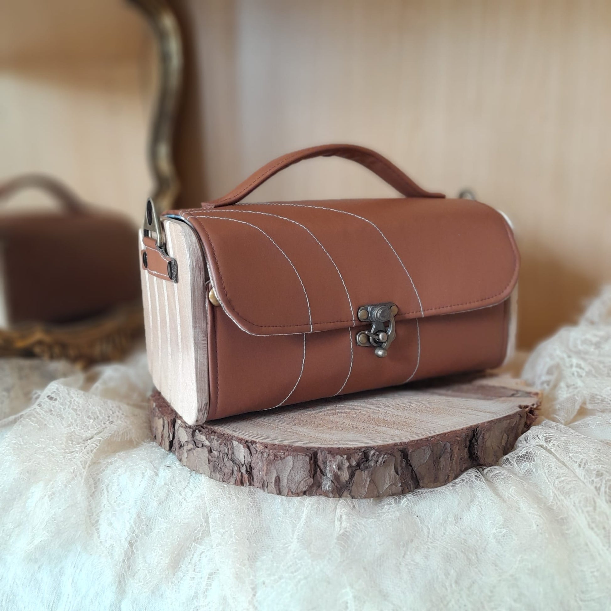 Sac à main Kube raisin caramel côtés bois 