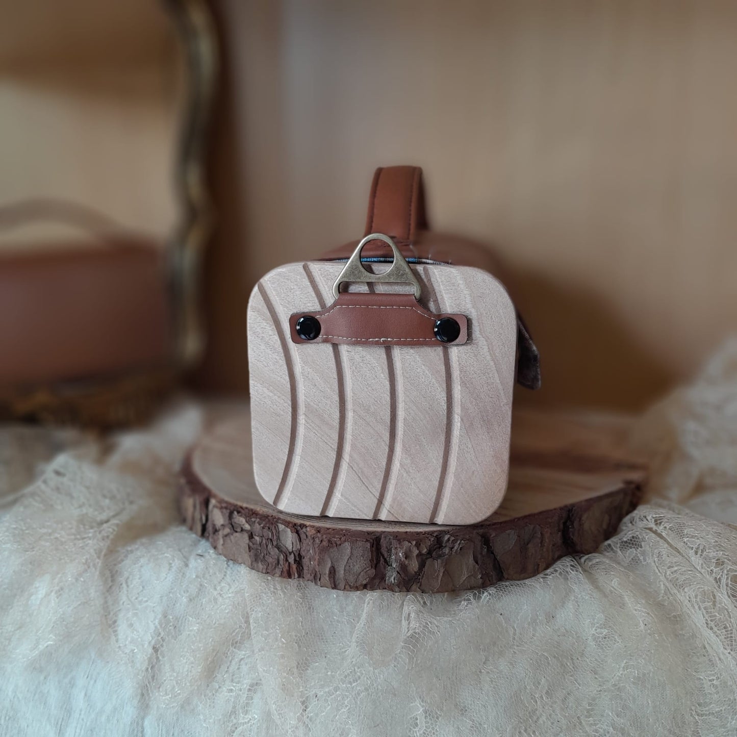 Sac à main Kube raisin caramel côtés bois 