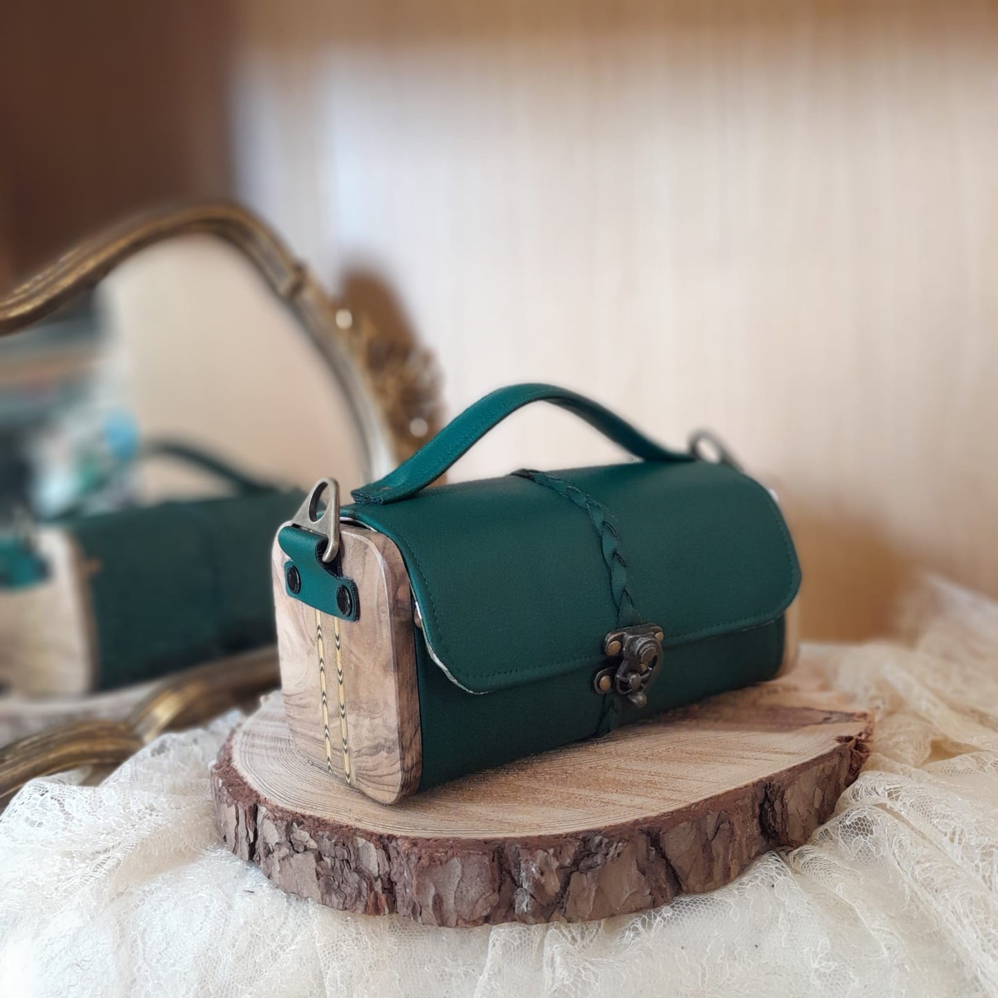Sac à main Kube raisin vert tressé et bois noyer 
