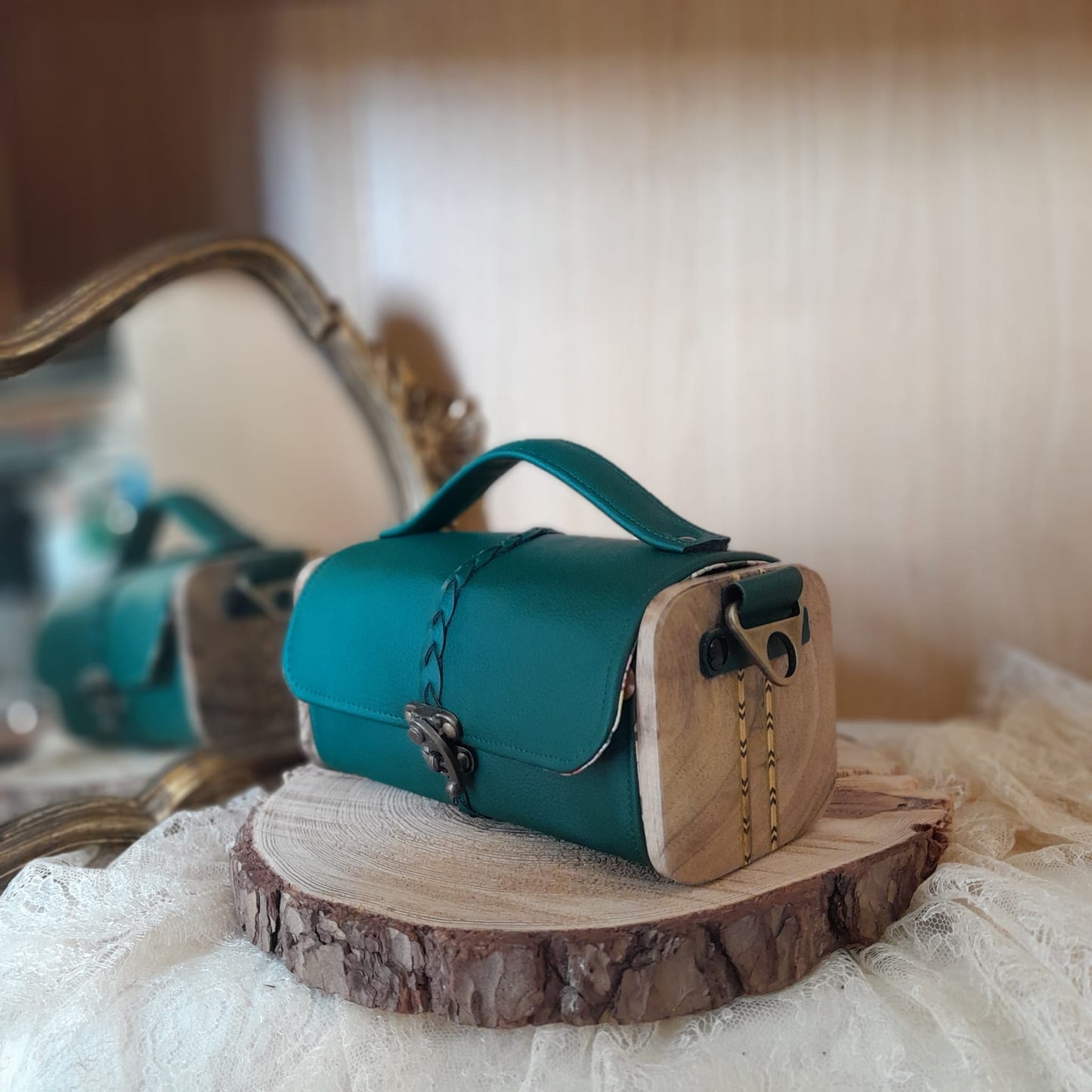 Sac à main Kube raisin vert tressé et bois noyer 