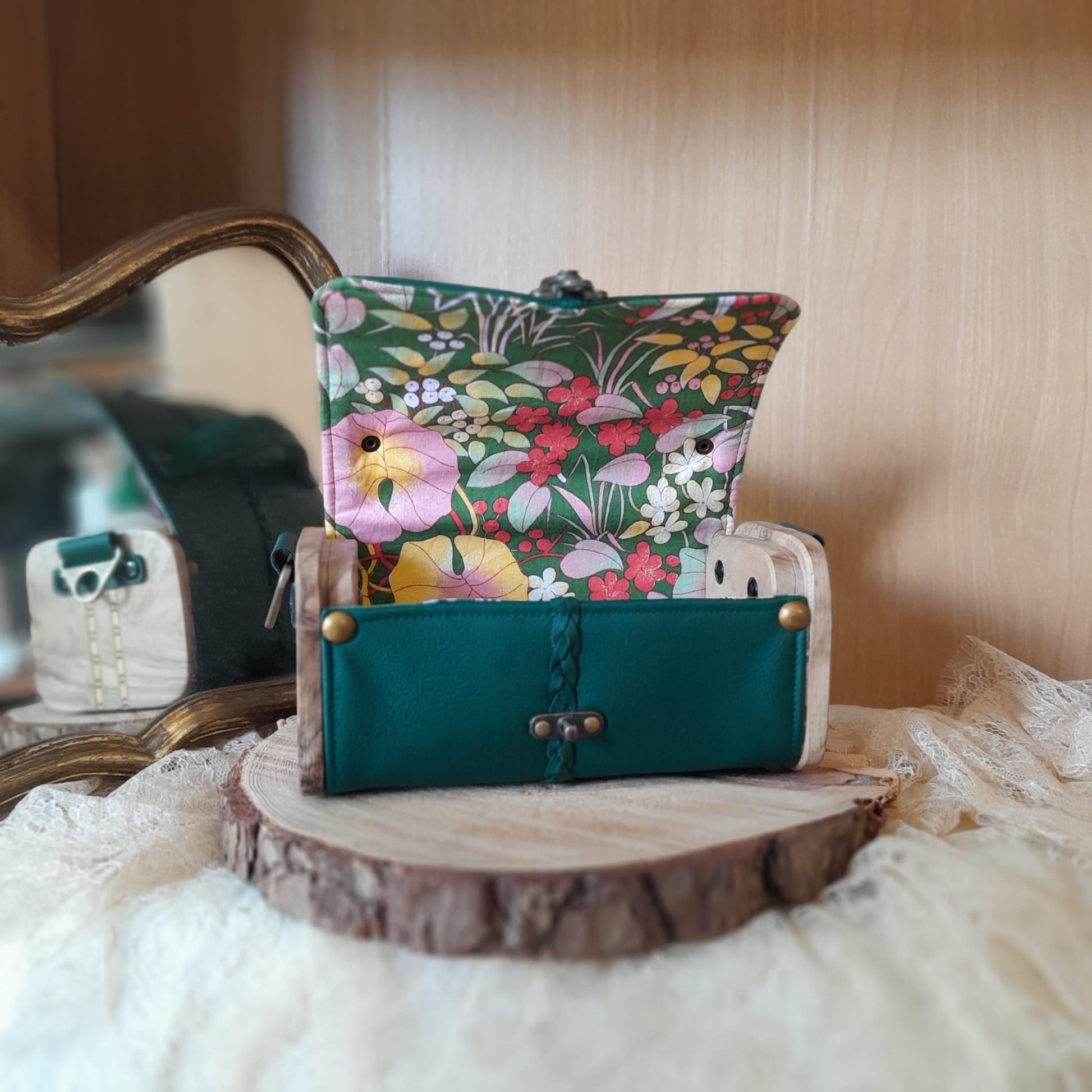Sac à main Kube raisin vert tressé et bois noyer 