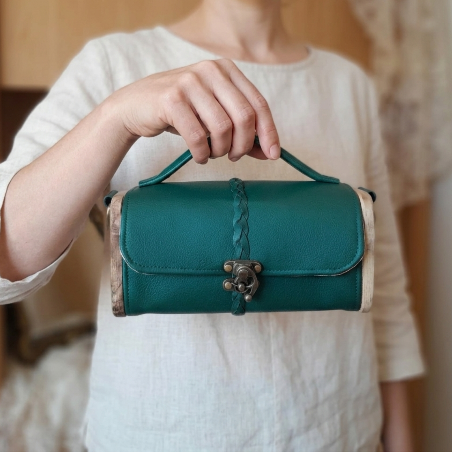 Sac à main Kube raisin vert tressé et bois noyer 