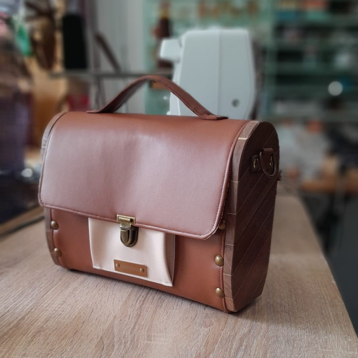 Petit sac cartable bois et alter-cuir de raisin caramel 100