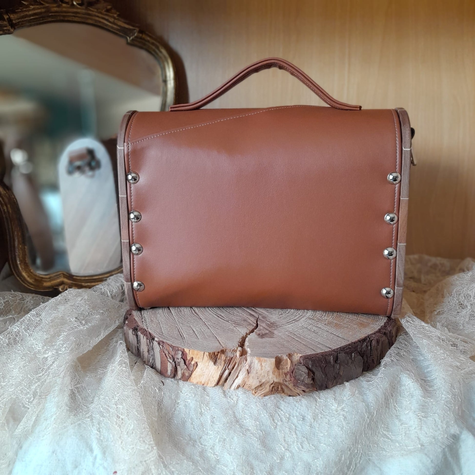 Sac cartable artisanal côtés bois noyer d'Amérique marc de raisin caramel fermeture cartouchière