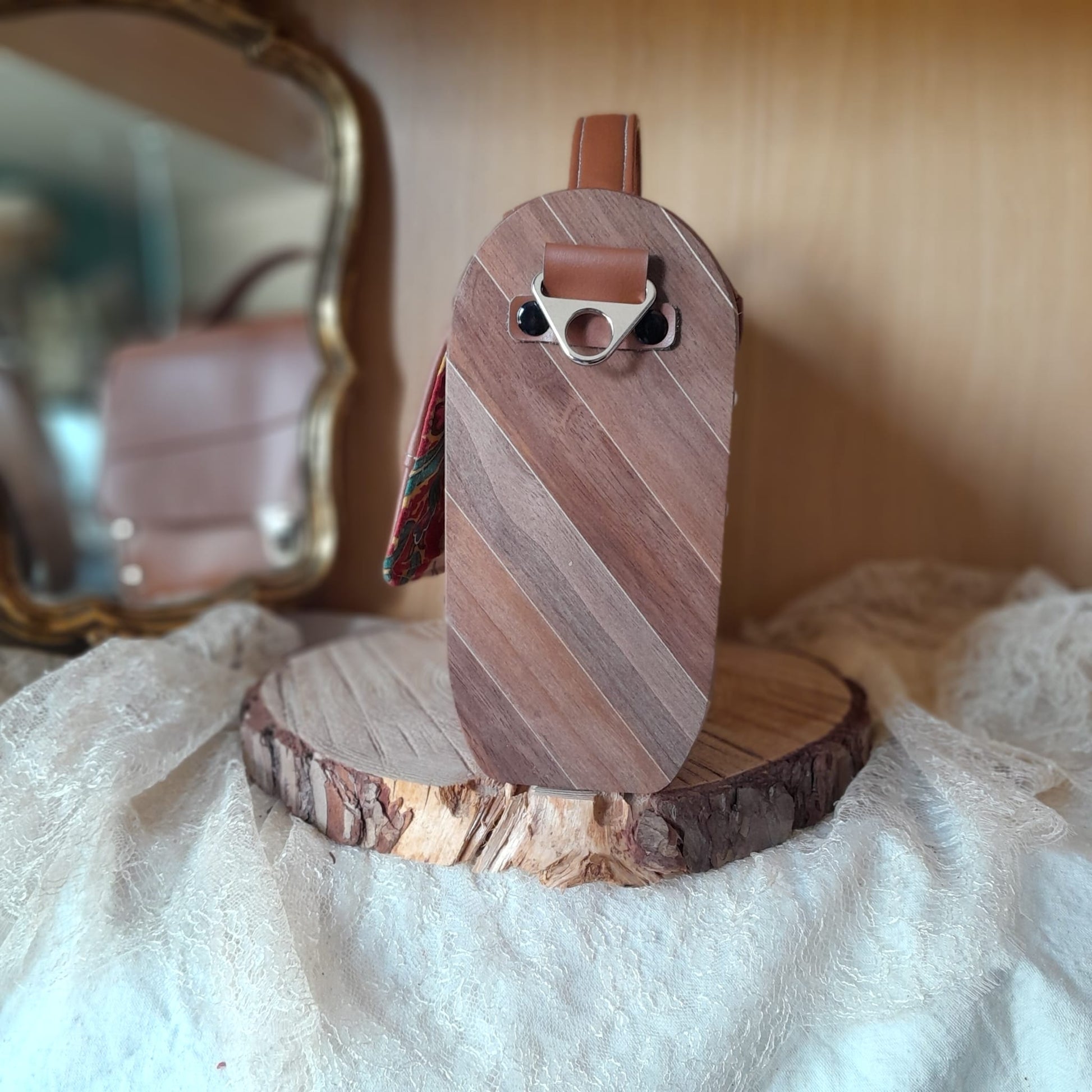 Sac cartable artisanal côtés bois noyer d'Amérique marc de raisin caramel fermeture cartouchière détail côtés
