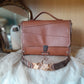 Sac cartable artisanal côtés bois noyer d'Amérique marc de raisin caramel fermeture cartouchière